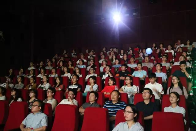 八一建军节，，公司组织总部员工整体寓目革命主题片《建军大业》