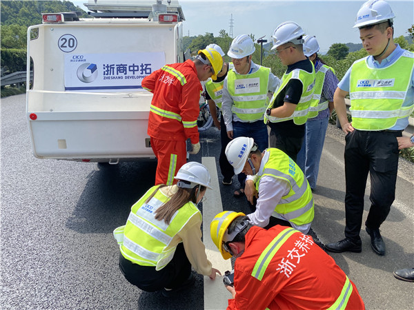 腾博汇游戏官网智能标线机首次亮相集团养护集约化现场会