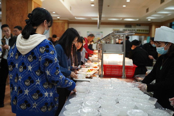 猜字谜，，，包汤圆，，，画团扇，，，公司工会带你闹元宵！