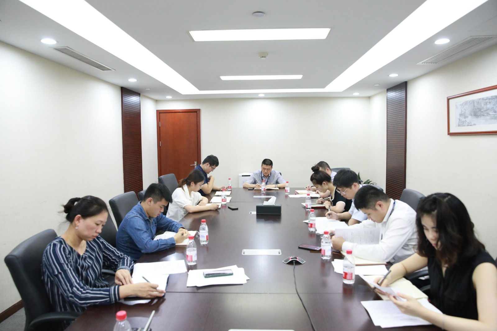 公司党委书记、、董事长袁仁军以通俗党员身份加入办公室党支部党员大会