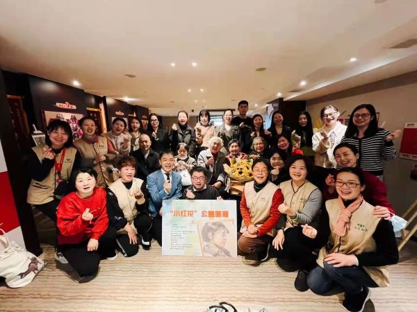 启示微心愿，，，雨花圆梦行 | 浙商腾博汇游戏官网启示公益社为94岁老人举行“小红花”醒觉艺术公益画展