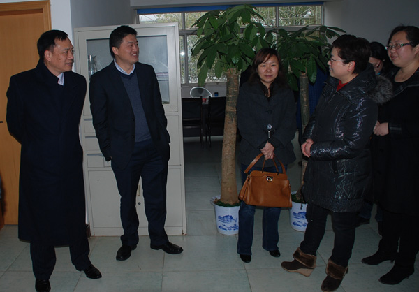 公司向导整体探望慰问员工