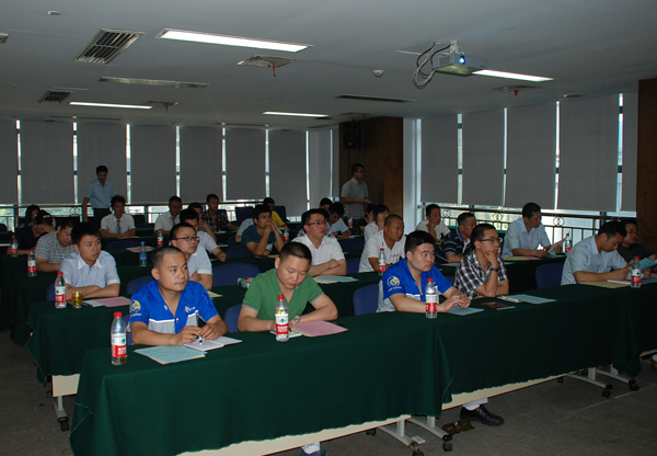 公司举行最新蹊径交通清静知识培训