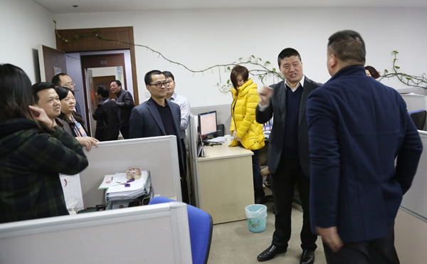 袁仁军董事长率向导班子成员到各职能部分贺年